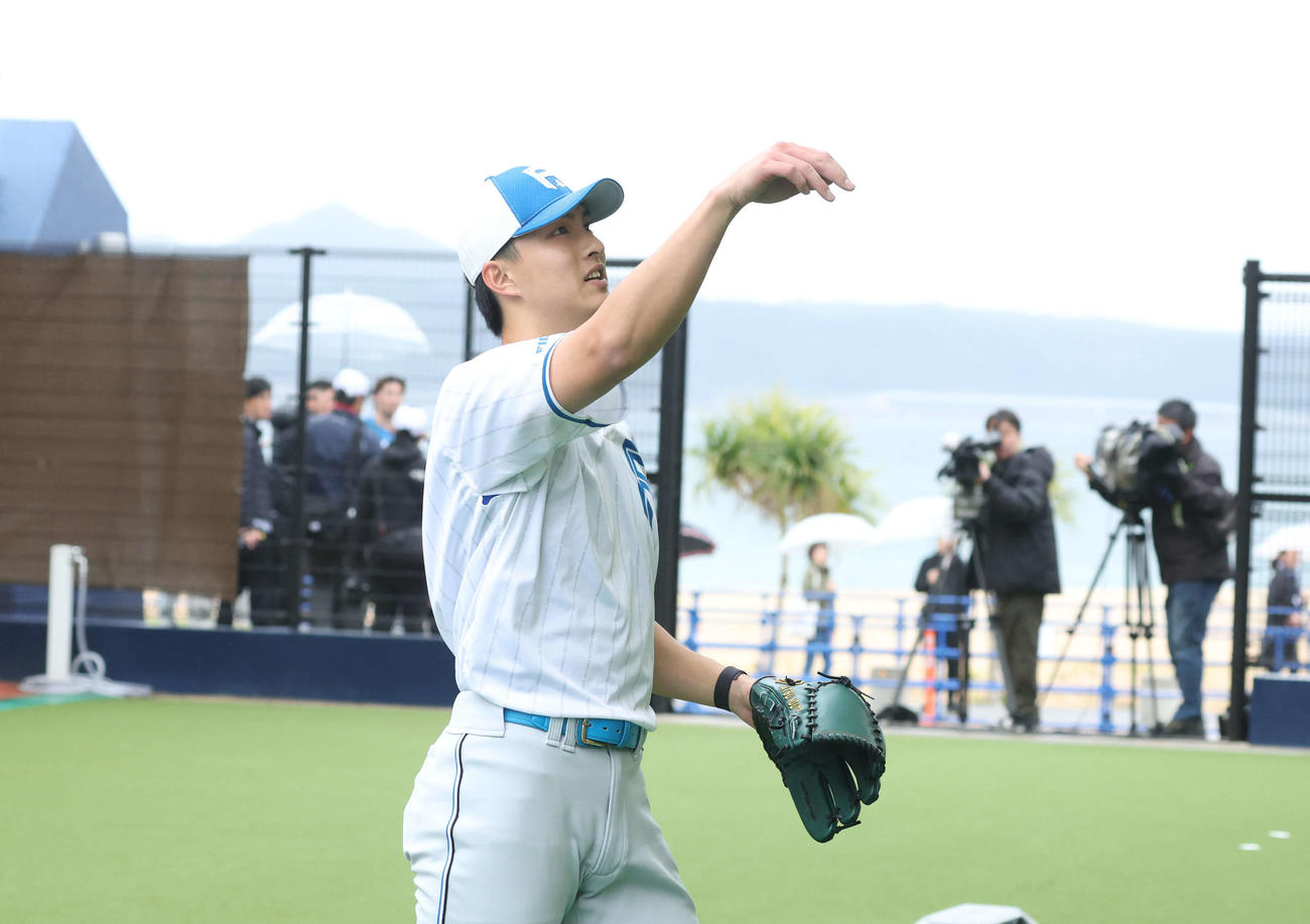 ブルペンで投球を終えた日本ハム達（撮影・黒川智章）