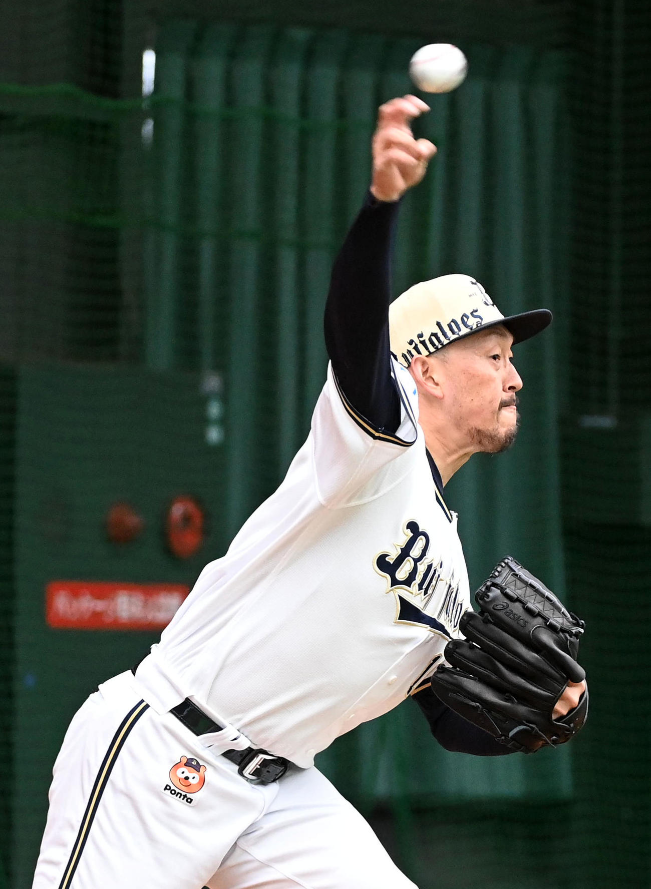ブルペンで投球練習を行うオリックス平野（撮影・前岡正明）