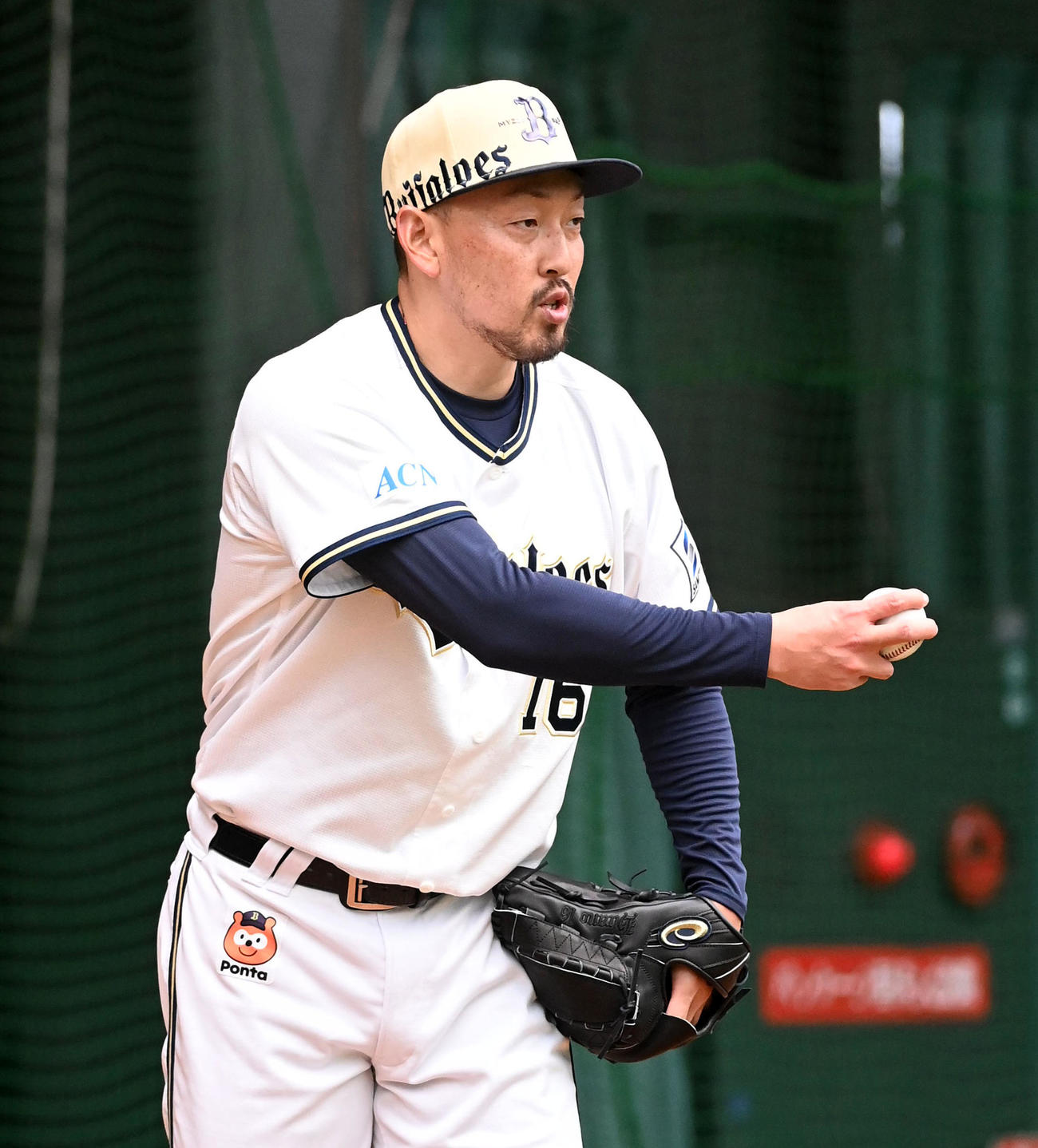 ブルペンで投球練習を行うオリックス平野（撮影・前岡正明）