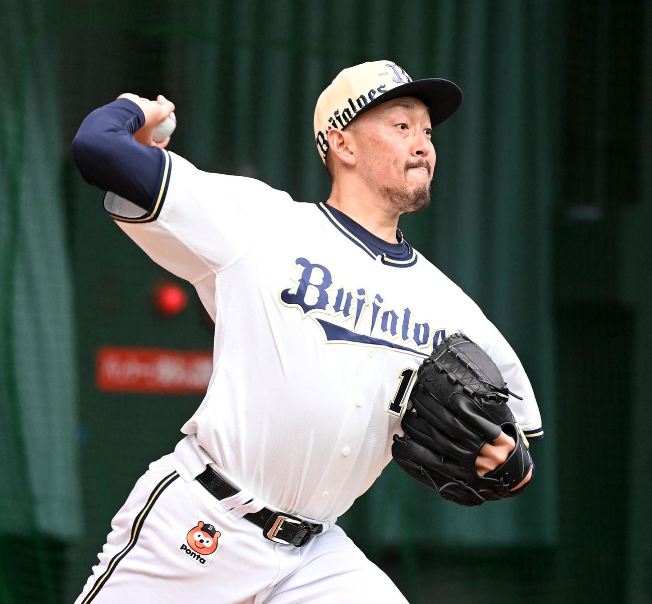 ブルペンで投球練習を行うオリックス平野（撮影・前岡正明）
