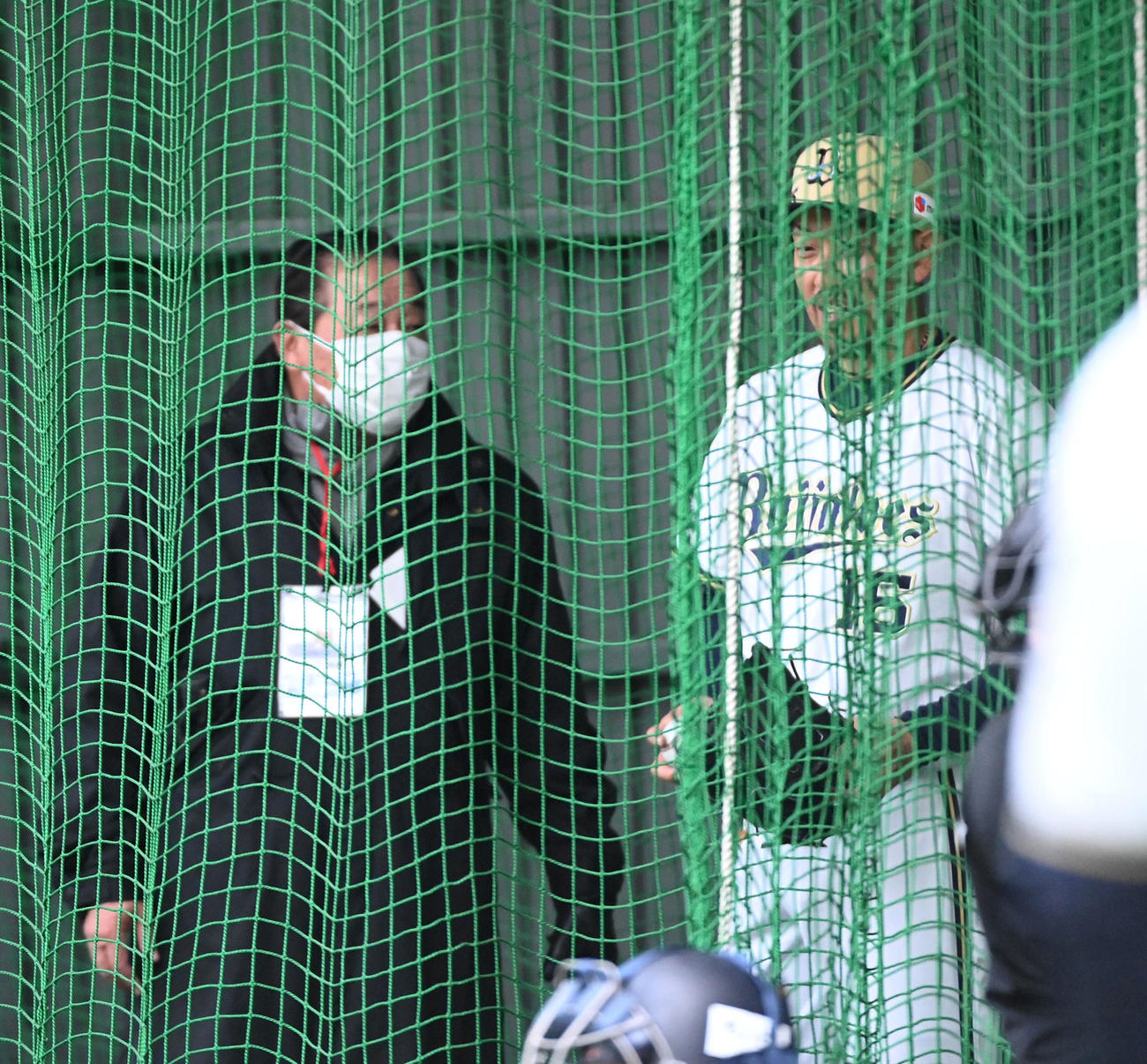 ブルペンで投球練習を行うオリックス平野（右）は本紙評論家の梨田昌孝氏と話す（撮影・前岡正明）