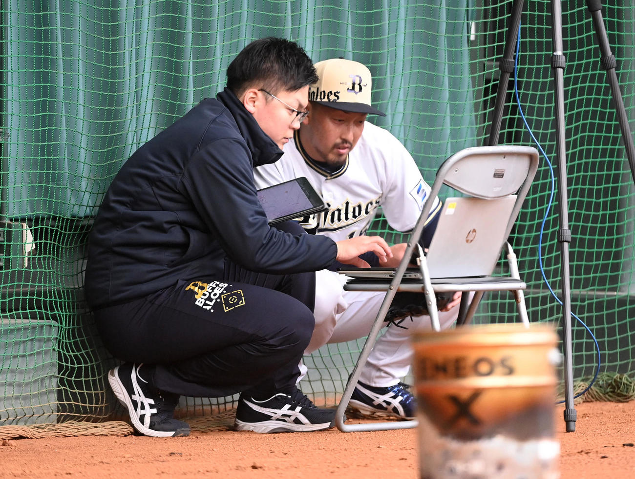 ブルペンで投球練習をチェックするオリックス平野（撮影・前岡正明）