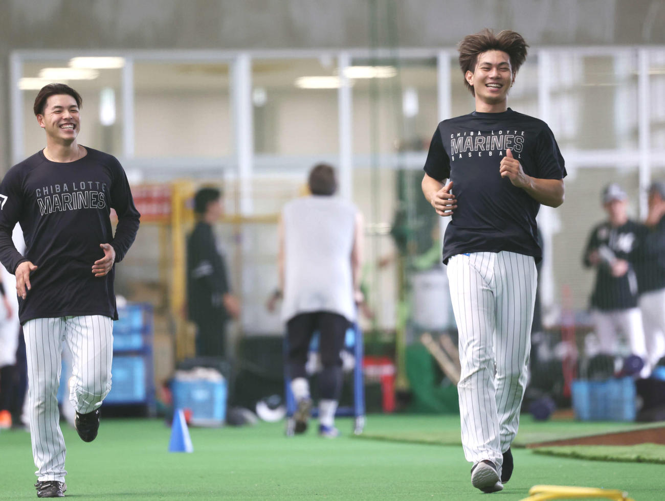 笑顔で走るロッテ藤原恭大（右）（2025年撮影）