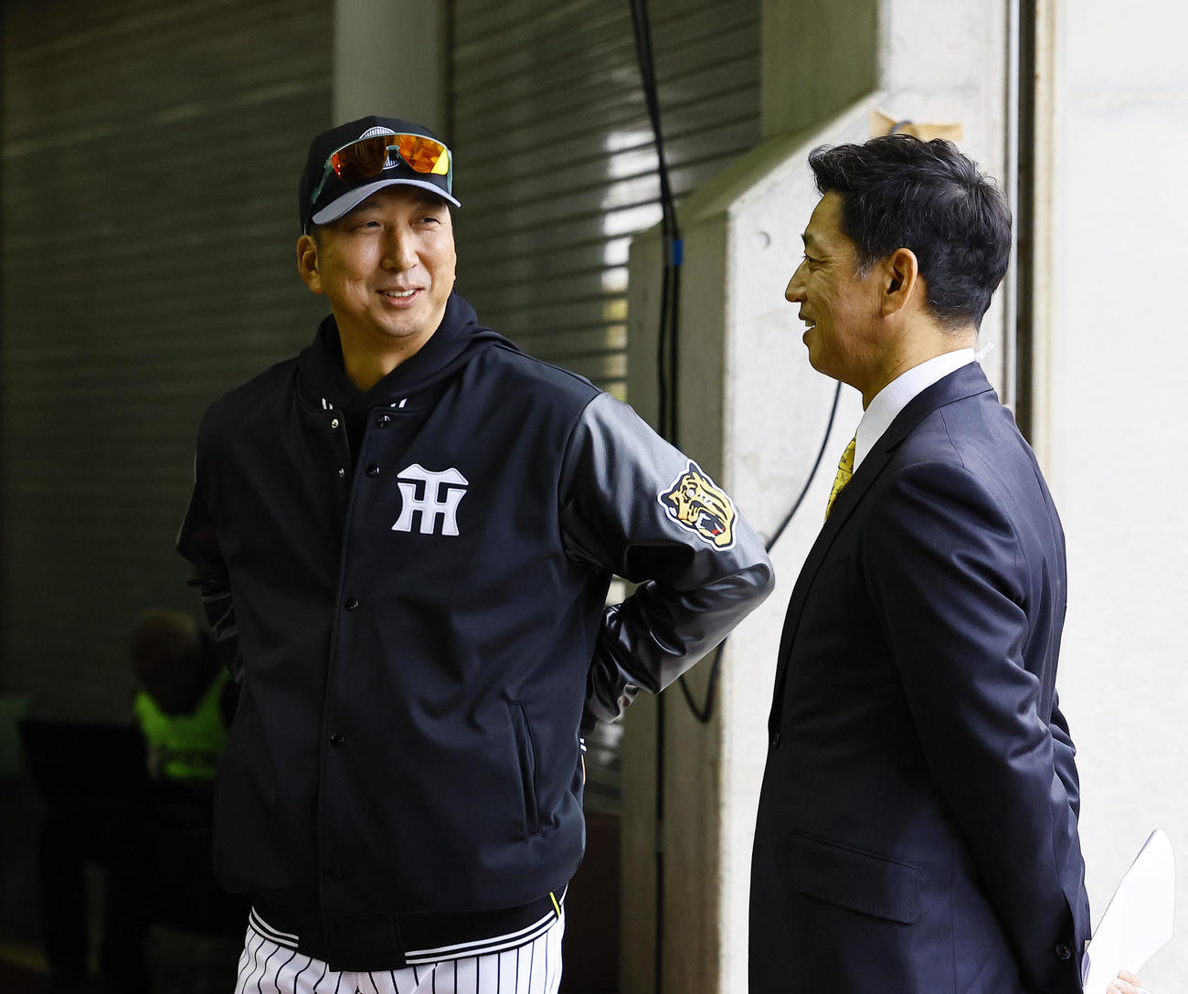 田口壮氏と話しをする藤川監督（撮影・藤尾明華）
