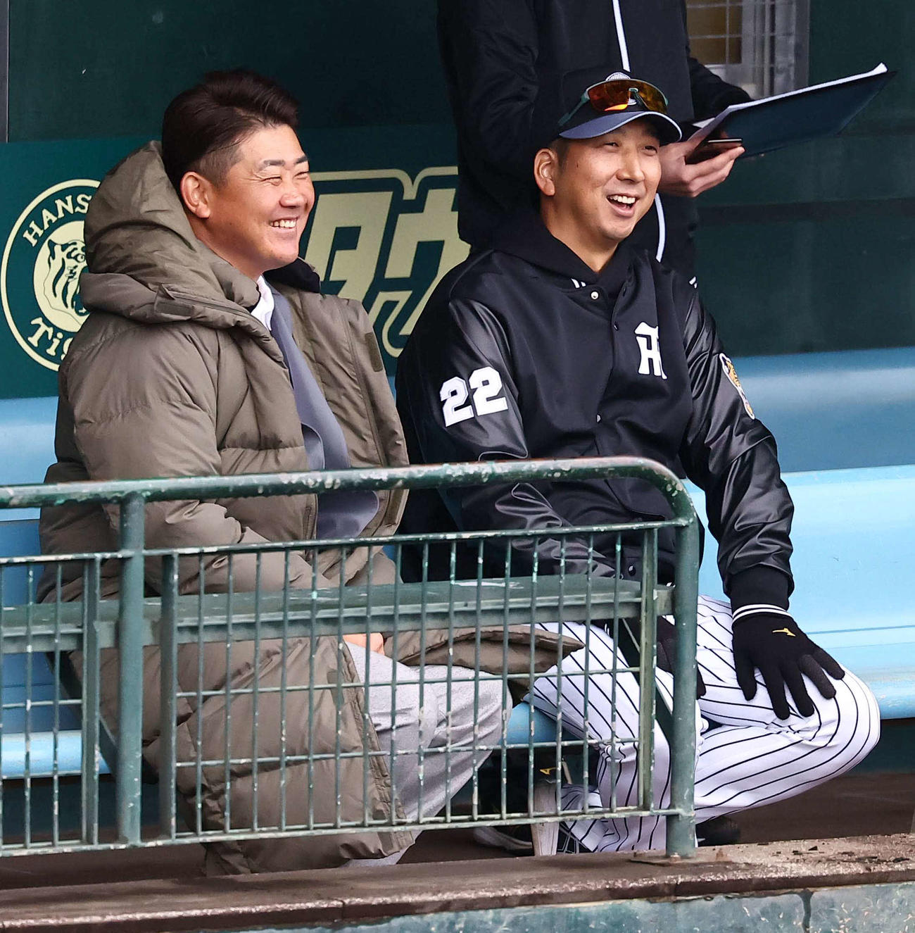 ベンチで談笑する松坂氏（左）と阪神藤川監督（撮影・上田博志）