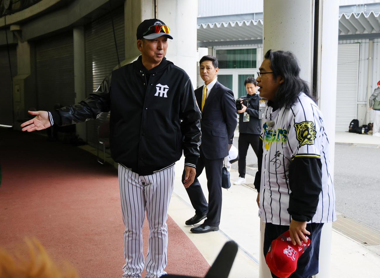 ロッチの中岡（右）と話しをする藤川監督（撮影・藤尾明華）