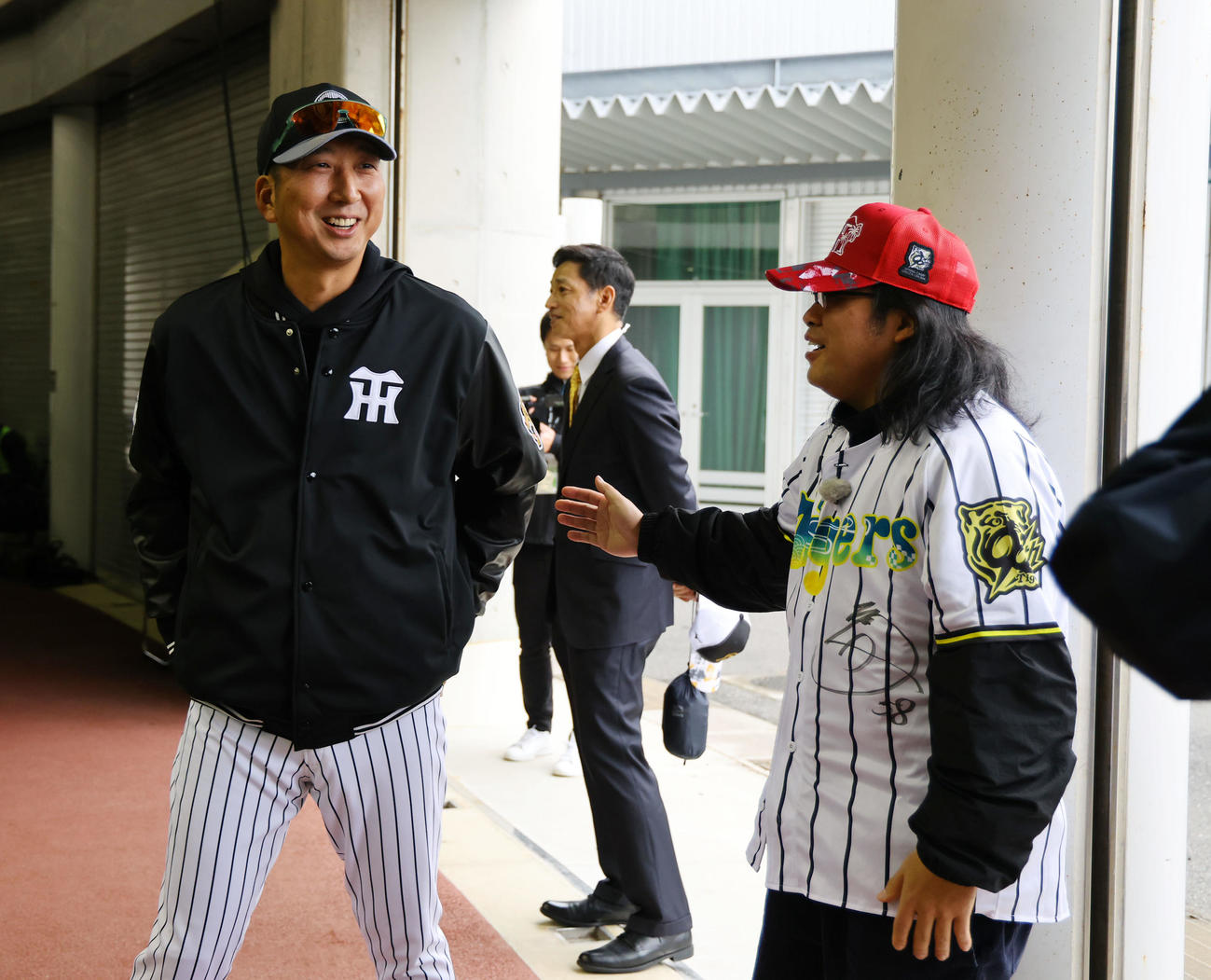 ロッチ中岡（右）と談笑する藤川監督（撮影・藤尾明華）