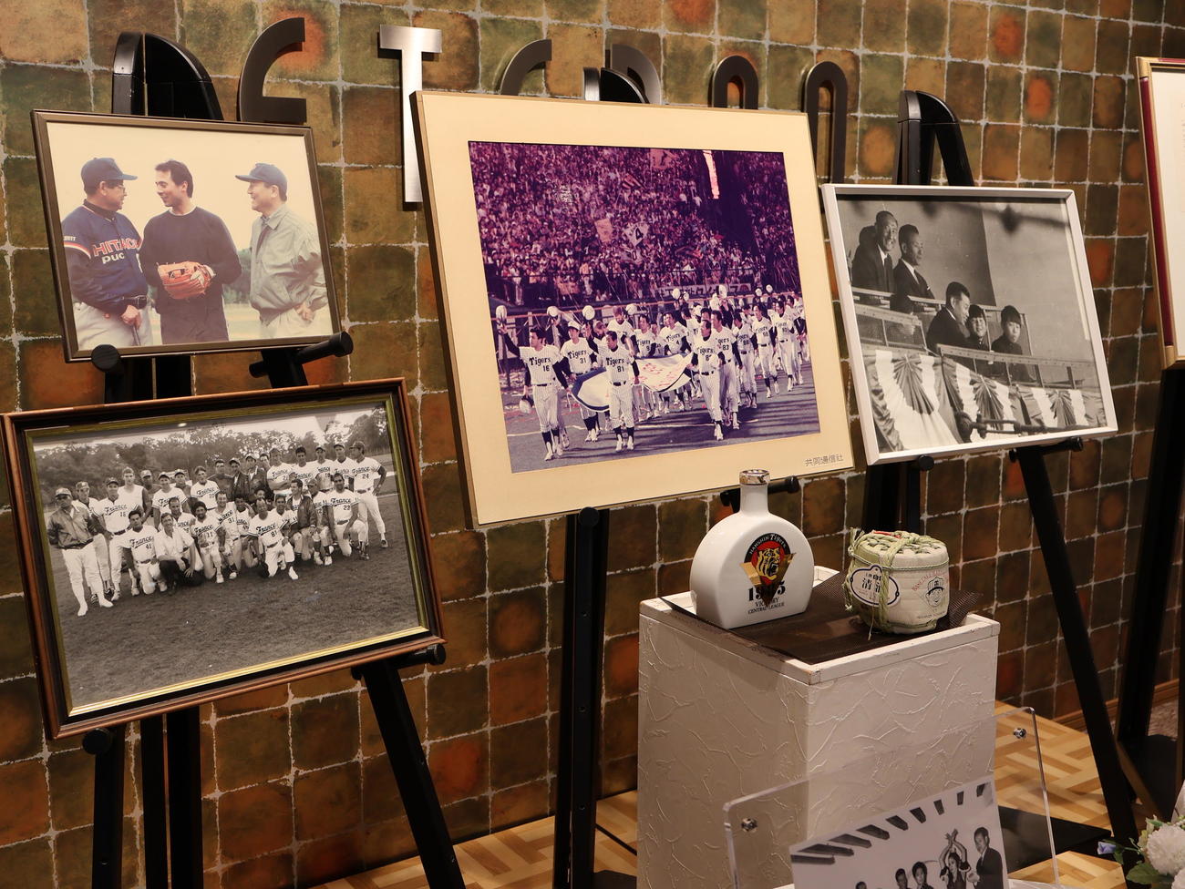 吉田義男さんの通夜に展示されたゆかりの品（撮影・村上久美子）