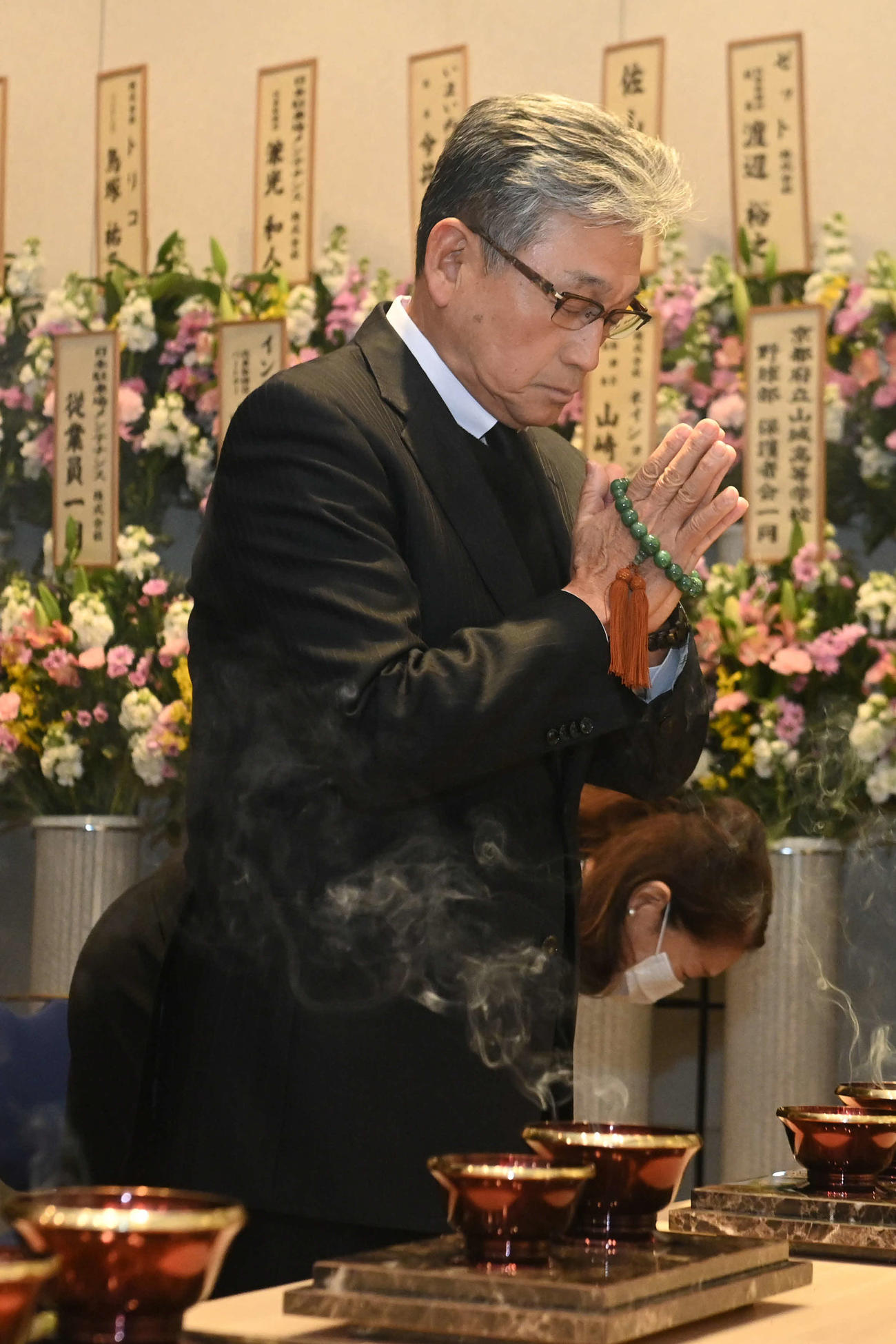 吉田義男さんの通夜で手を合わせる真弓明信氏（撮影・滝沢美穂子）