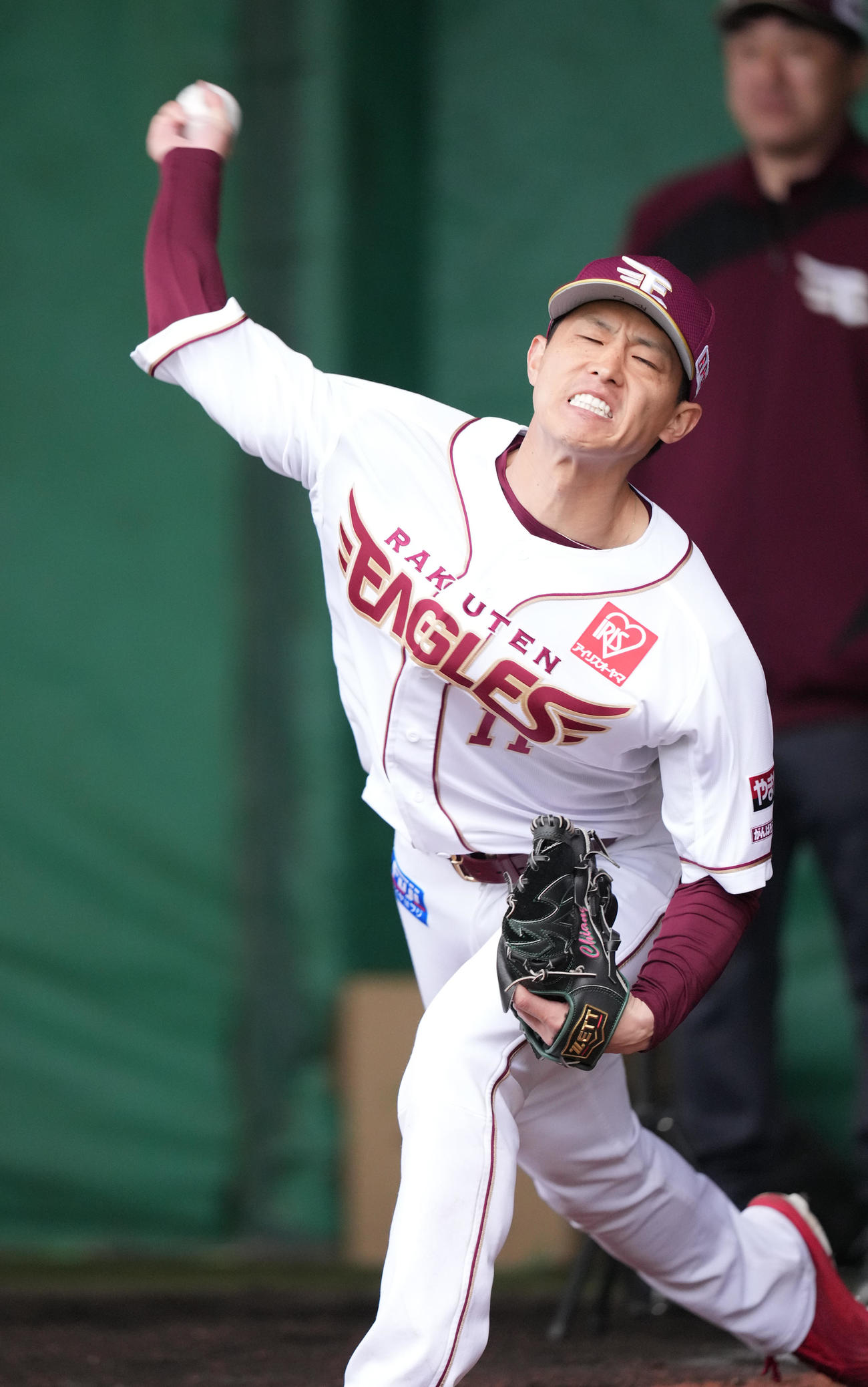 ブルペンで岸のユニホームを着て投球する楽天辰己（撮影・鈴木みどり）