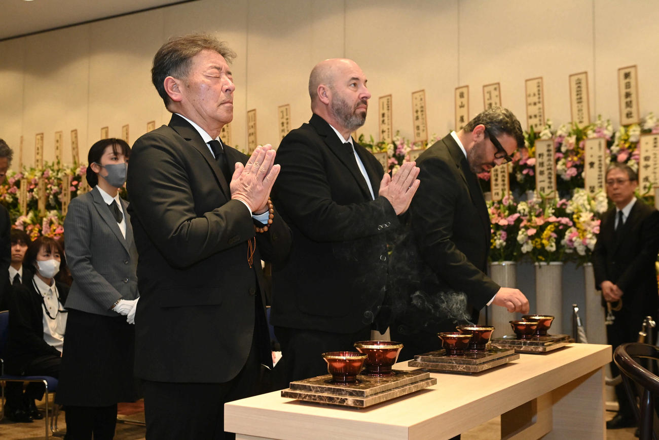 吉田義男さんの通夜を弔問したフランス野球連盟のディディエ・セミネ会長（中央）とブータグラ・ジャメル氏（右）（撮影・滝沢美穂子）