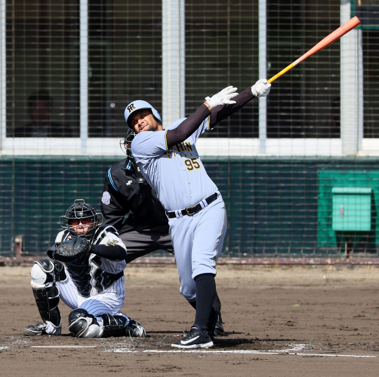 紅白戦　3回表紅組1死一、二塁、ヘルナンデスは右へ適時二塁打を放つ（撮影・加藤哉）