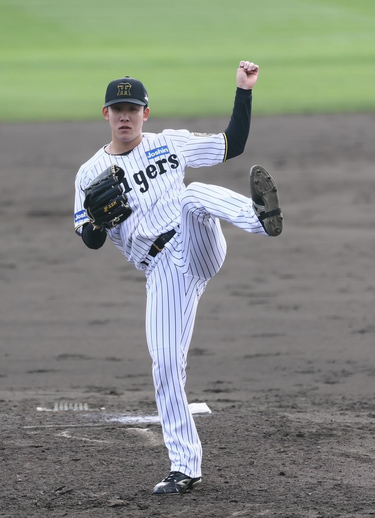 紅白戦の5回、3番手で登板した白組富田（撮影・藤尾明華）