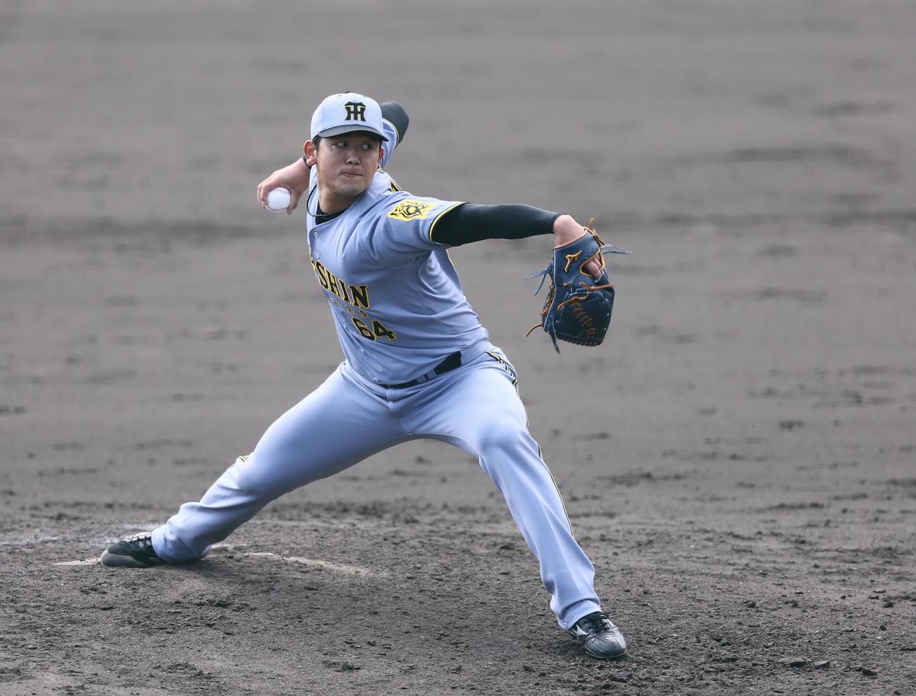 紅白戦の5回、3番手で登板した紅組岡留（撮影・藤尾明華）