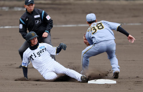 紅白戦　1回裏白組1死一塁、一塁走者近本は二塁盗塁を決める。野手小幡（撮影・加藤哉）