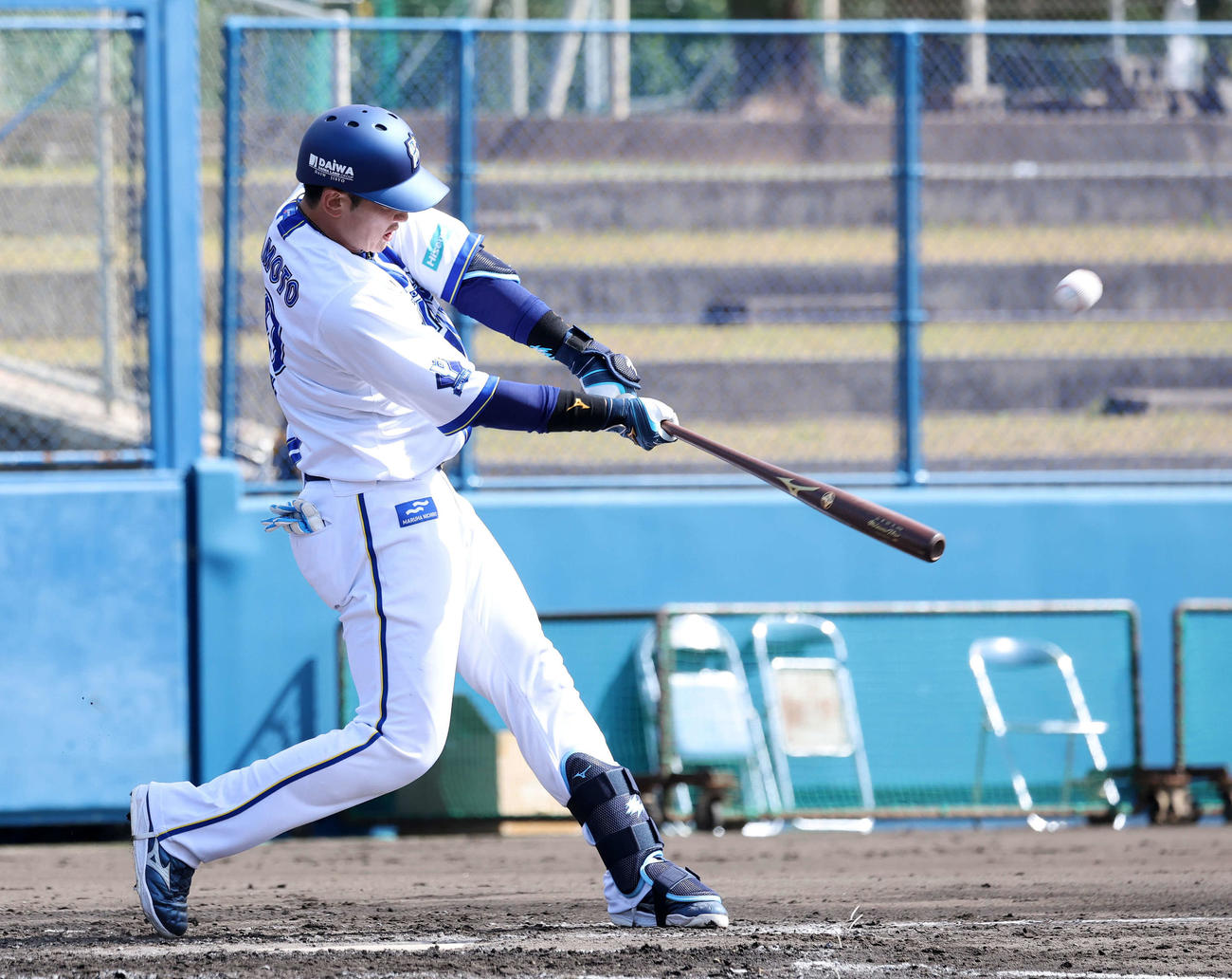 紅白戦　3回裏DeNA白組無死一塁、山本は左越え2点本塁打を放つ（撮影・鈴木正人）