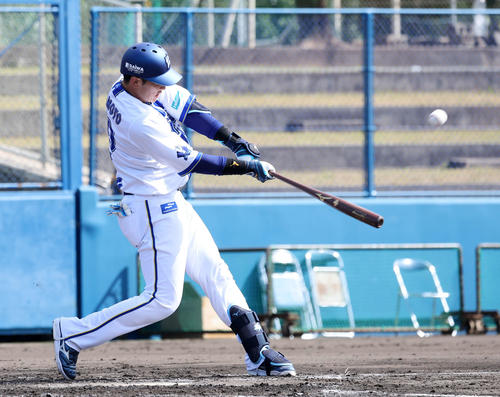 紅白戦　3回裏DeNA白組無死一塁、山本は左越え2点本塁打を放つ（撮影・鈴木正人）