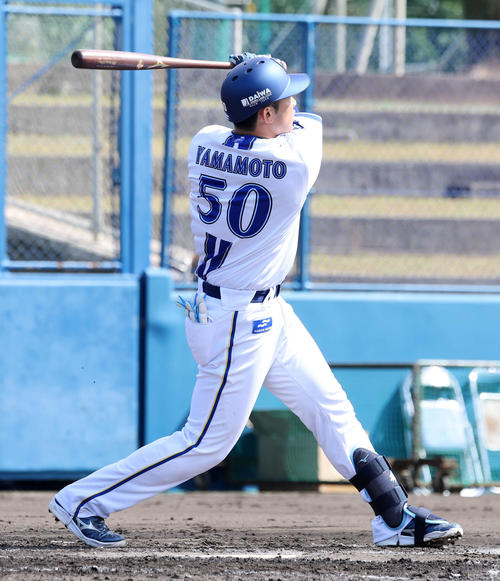 紅白戦　3回裏DeNA白組無死一塁、山本は左越え2点本塁打を放つ（撮影・鈴木正人）