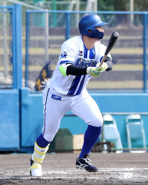 紅白戦　2回裏DeNA白組無死一、二塁、京田は中越え適時二塁打を放つ（撮影・鈴木正人）