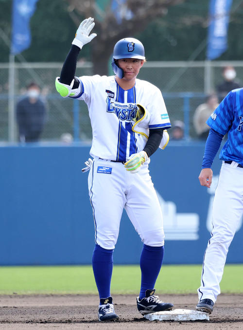 紅白戦　2回裏DeNA白組無視一、二塁、京田は中越え適時二塁打を放ち声援に応える（撮影・鈴木正人）