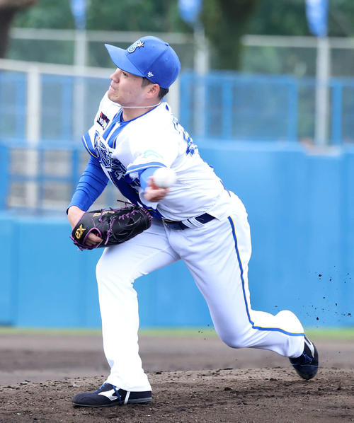 紅白戦　力投するDeNA白組3番手の岩田（撮影・鈴木正人）