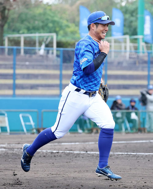 紅白戦　外野手が足らず笑顔で守備位置に向かうDeNA紅組桑原（撮影・鈴木正人）