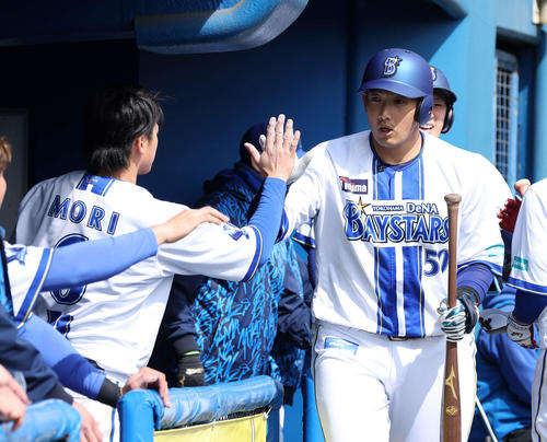 紅白戦　3回裏DeNA白組無死一塁、山本は左越え2点本塁打を放ちベンチ前でタッチ（撮影・鈴木正人）