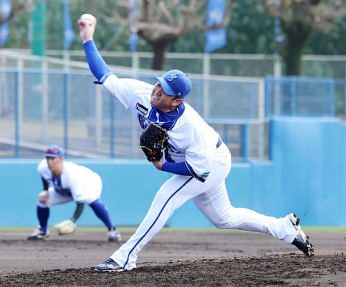 紅白戦　力投するDeNA白組2番手の山崎（撮影・鈴木正人）