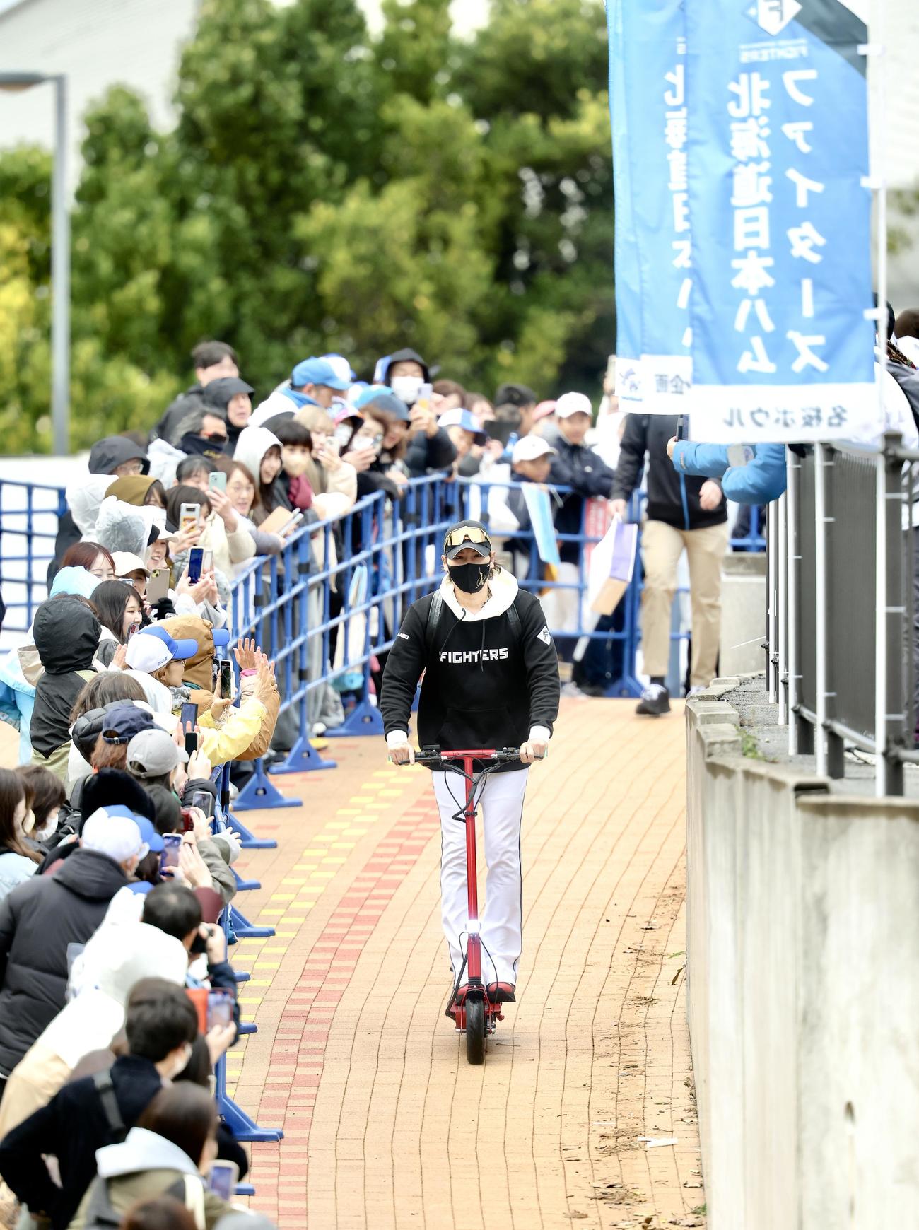 球場入りする日本ハム新庄監督（撮影・河田真司）