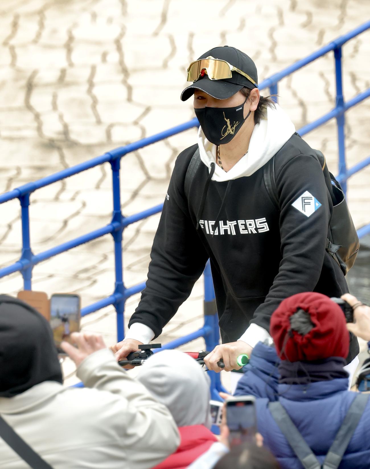 球場入りする日本ハム新庄監督（撮影・河田真司）