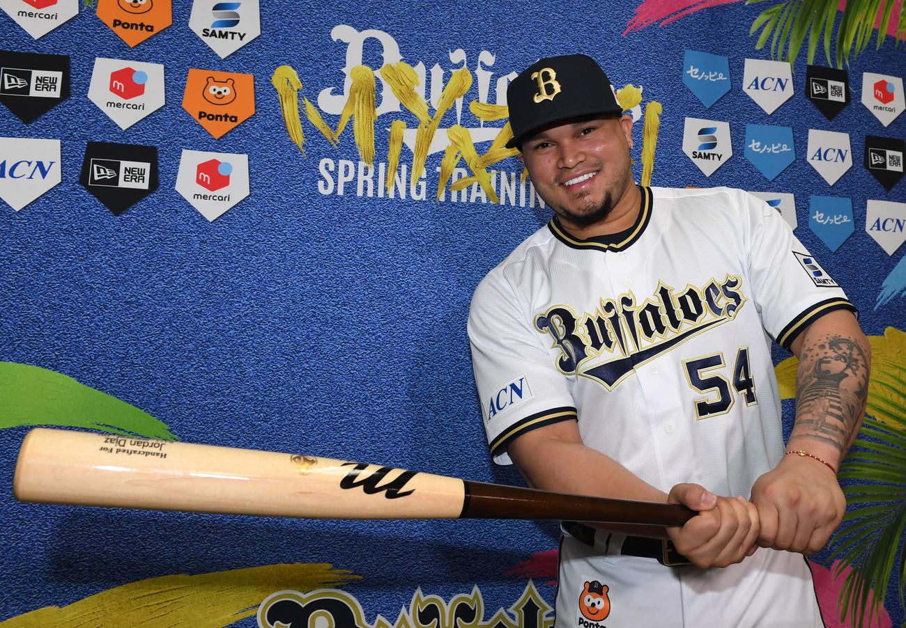 オリックスへ入団したディアスは日本での活躍を誓う（撮影・前岡正明）