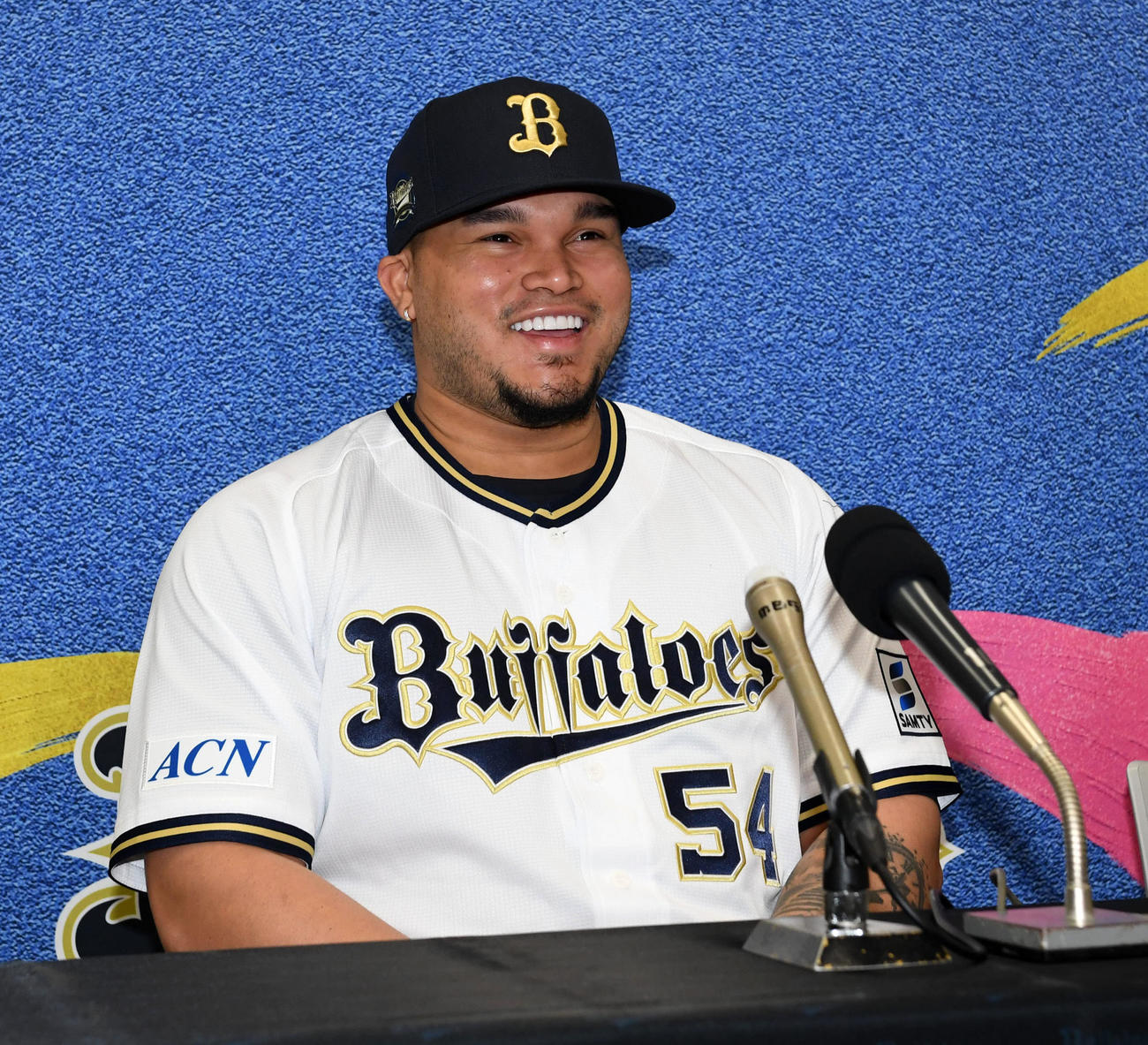 笑顔で入団会見を行うオリックスのディアス（撮影・前岡正明）