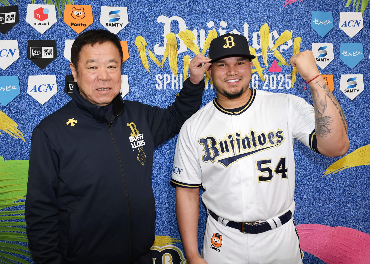 入団会見で笑顔を見せるオリックスのディアス。左は福良GM（撮影・前岡正明）