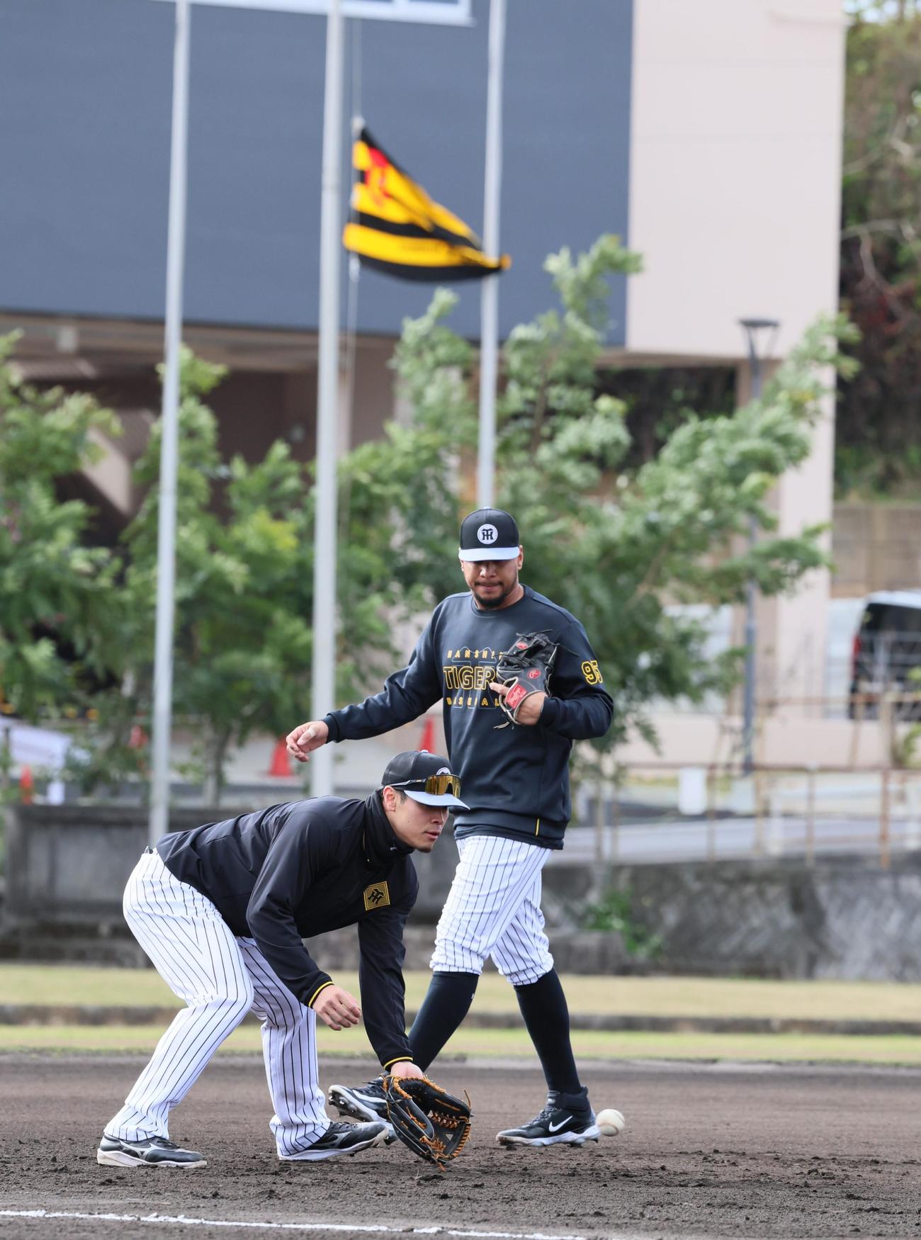 早出特守する佐藤輝。右はヘルナンデス（撮影・加藤哉）