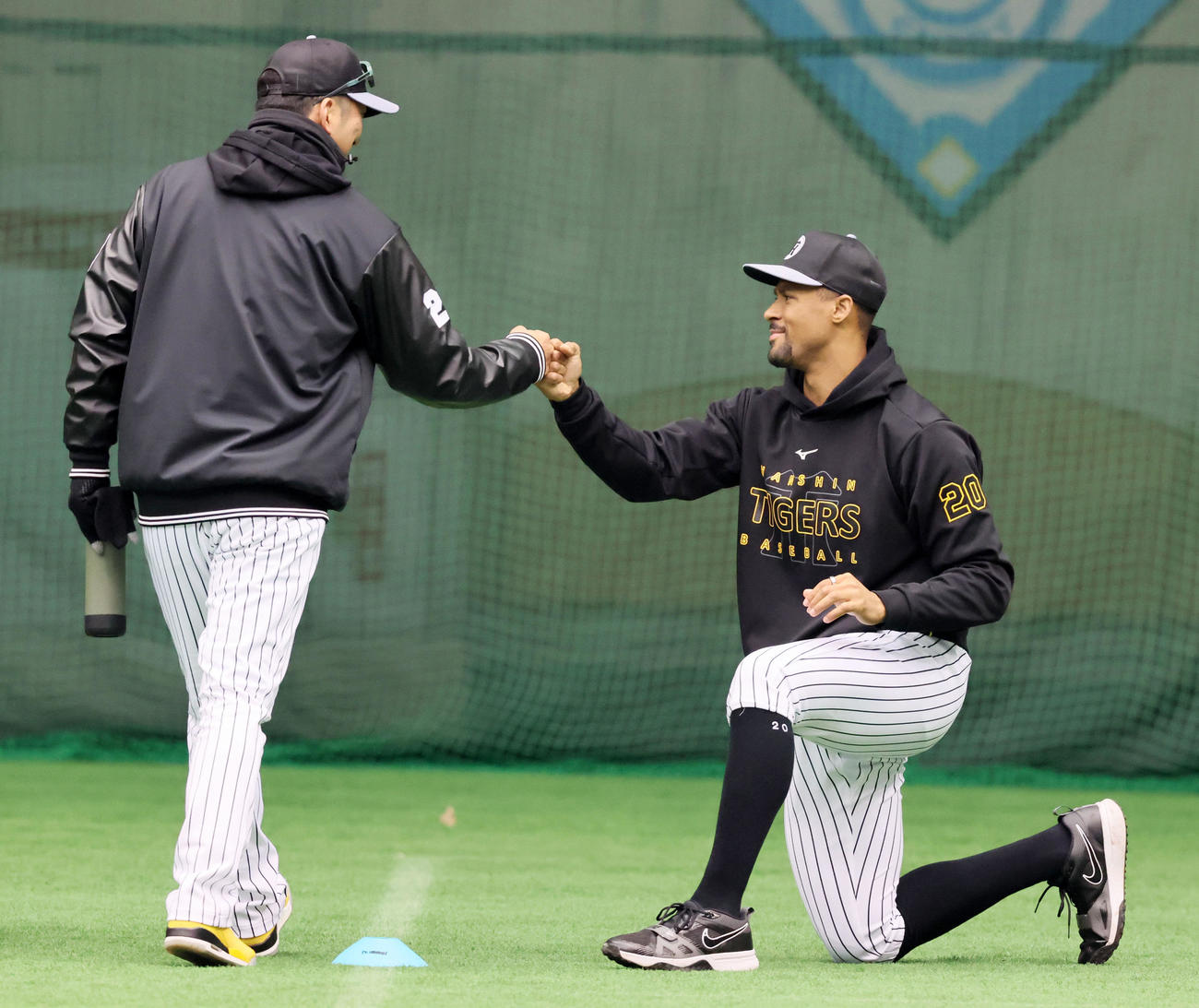 ドーム内で調整するデュプランティエ（右）と話し合いグータッチする藤川監督（撮影・加藤哉）