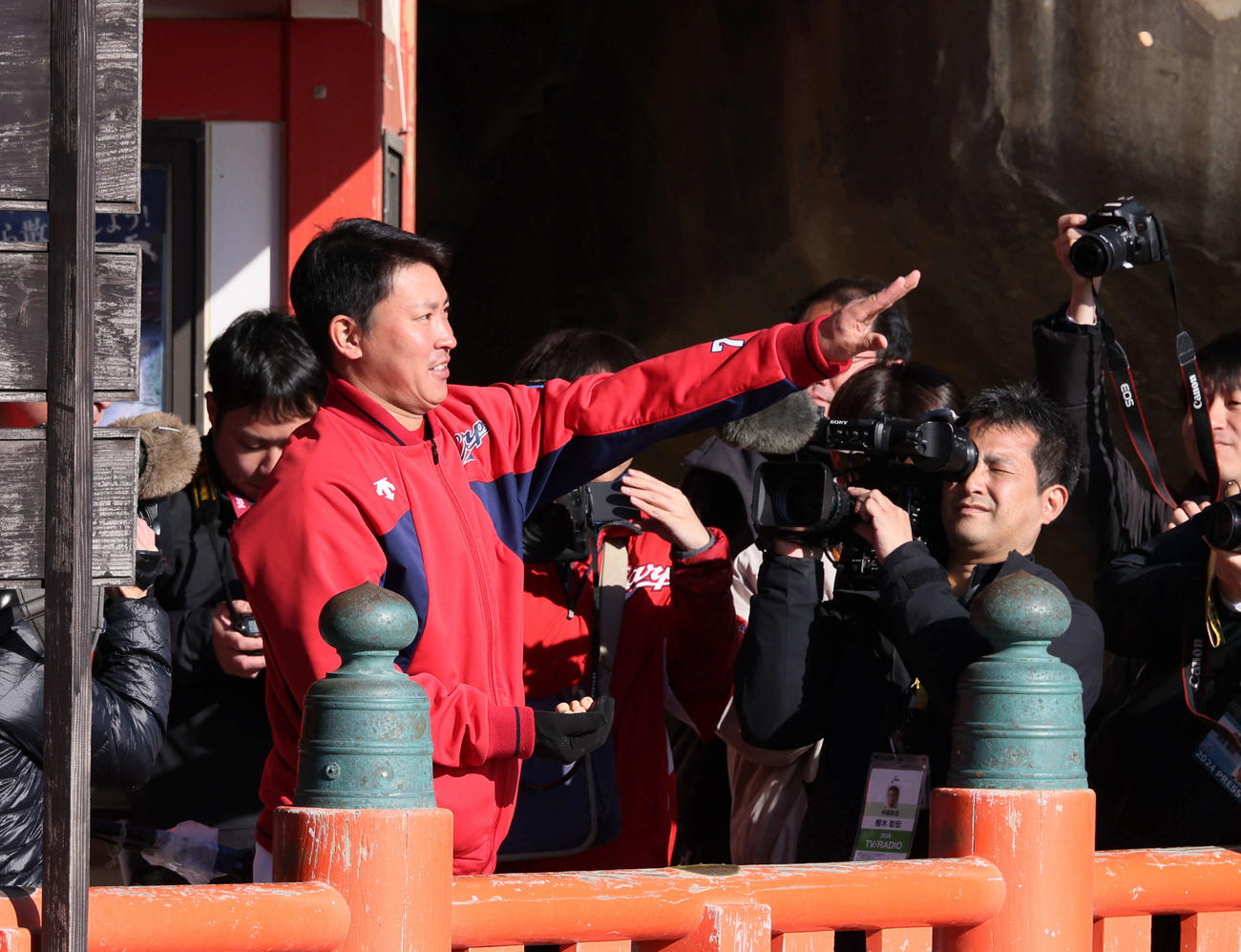 鵜戸神宮で必勝祈願後、亀石の桝形に運玉を投げ込む広島堂林選手会長（撮影・加藤孝規）