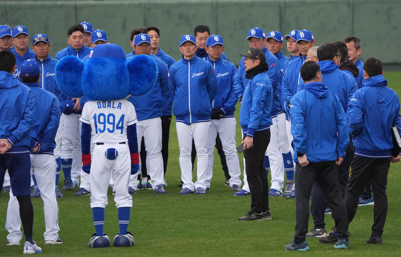 練習開始前、ナインに話をする大島オーナー（中央）（撮影・森本幸一）