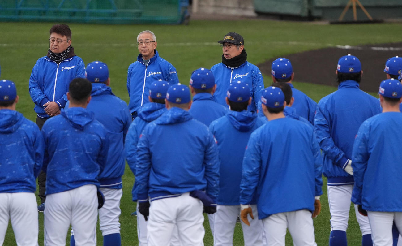 練習開始前、ナインに話をする大島オーナー（奥・右）（撮影・森本幸一）