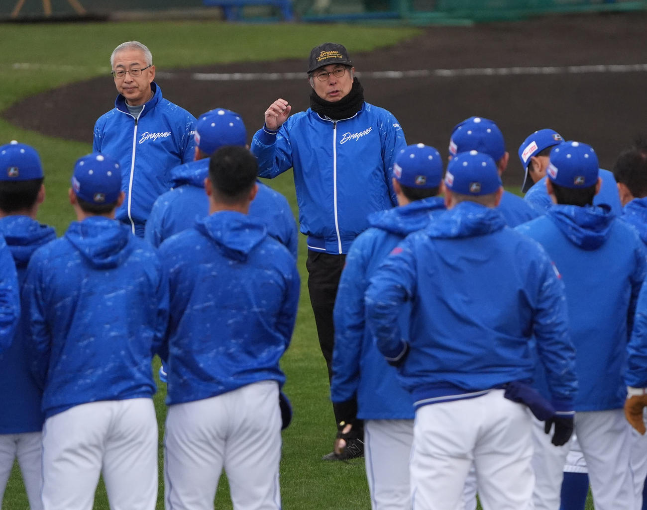 練習開始前、ナインに話をする大島オーナー（奥・右）（撮影・森本幸一）