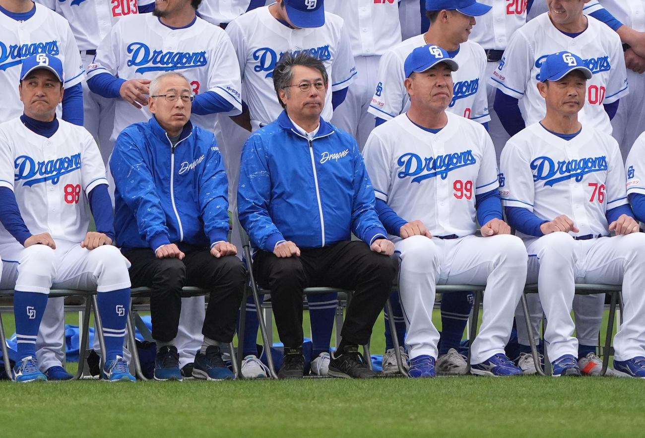 チーム集合写真に納まる大島オーナー（前列・中央）（撮影・森本幸一）