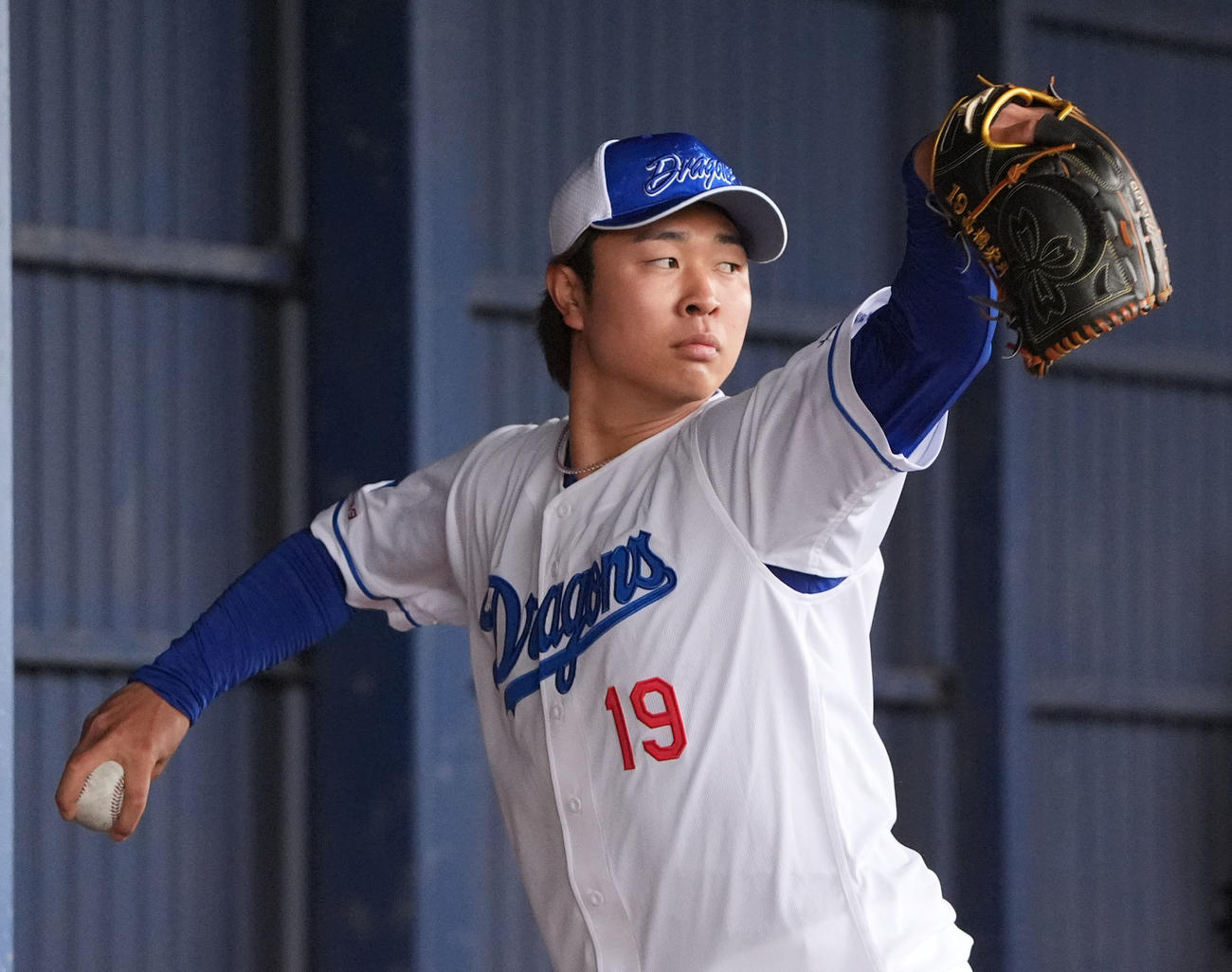 ブルペンで投球練習をする高橋宏（撮影・森本幸一）