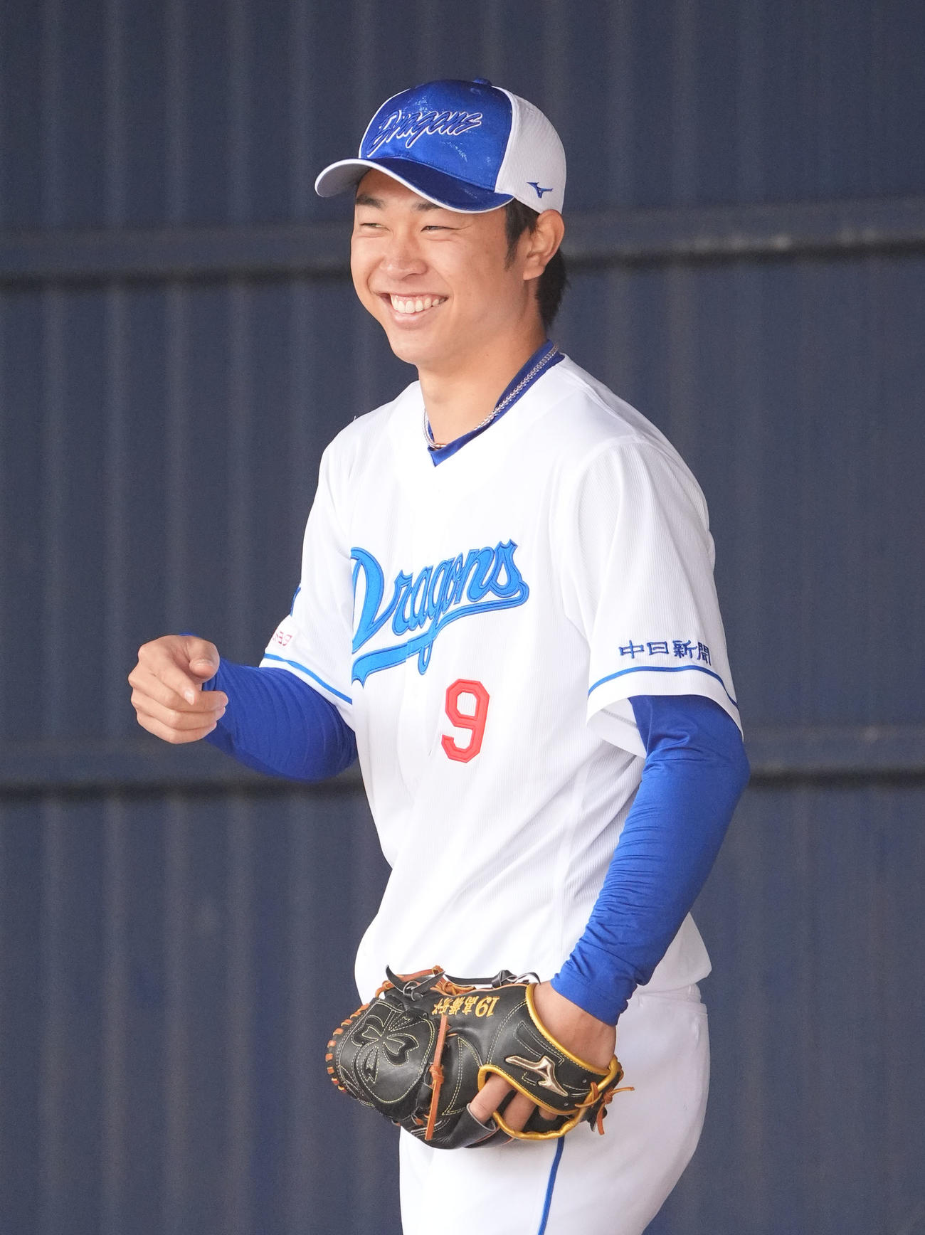 ブルペンで投球練習の合間に笑顔を見せる高橋宏（撮影・森本幸一）