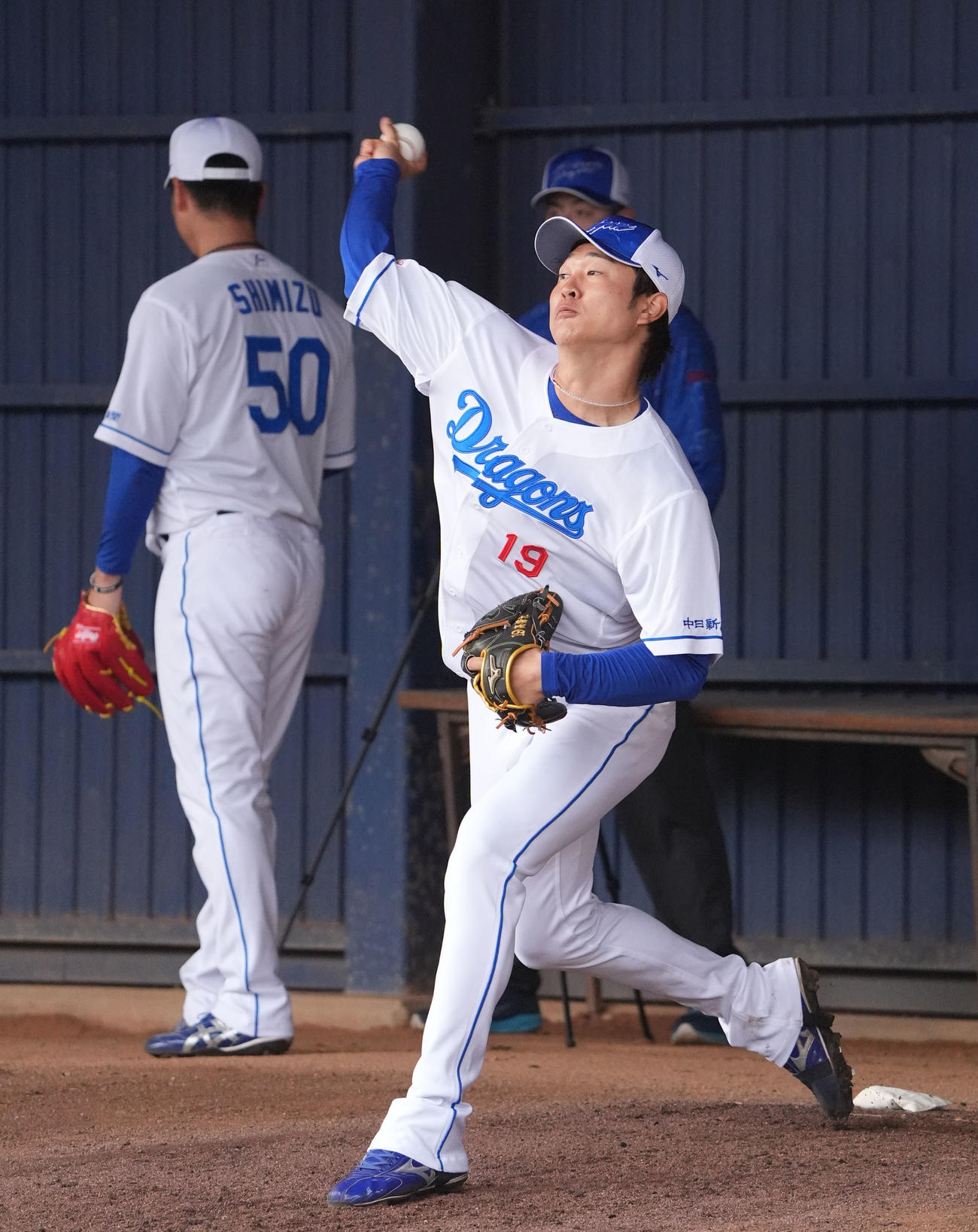 ブルペンで投球練習をする高橋宏（撮影・森本幸一）