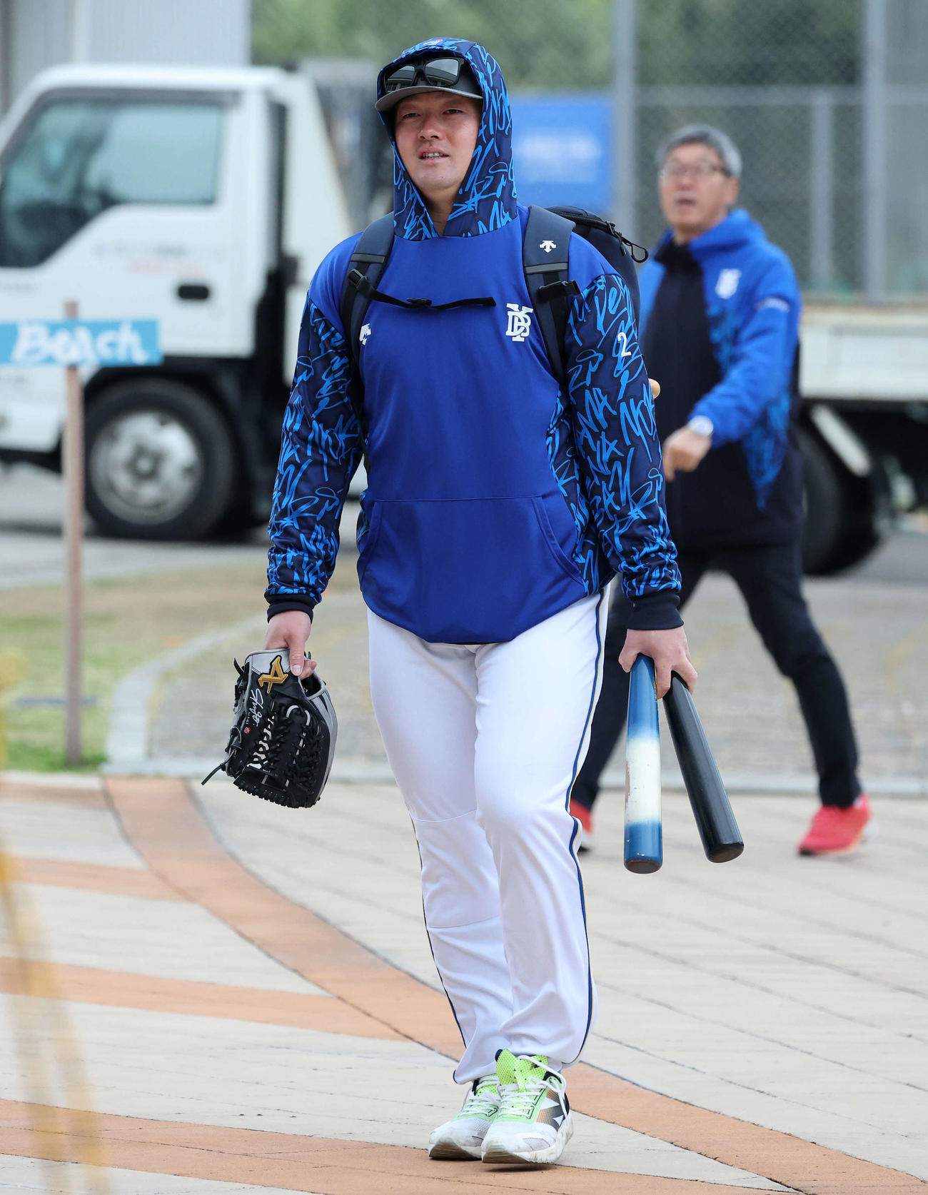 室内練習場に向かうDeNA牧（撮影・鈴木正人）