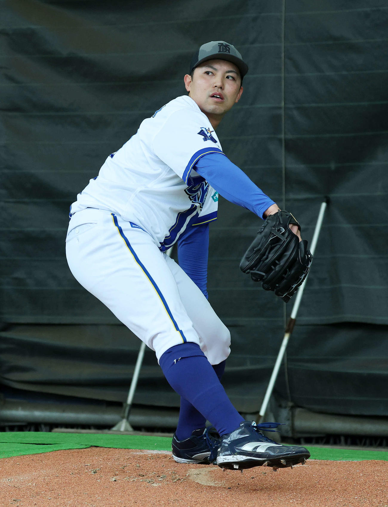 ブルペンで投球練習するDeNA東（撮影・鈴木正人）