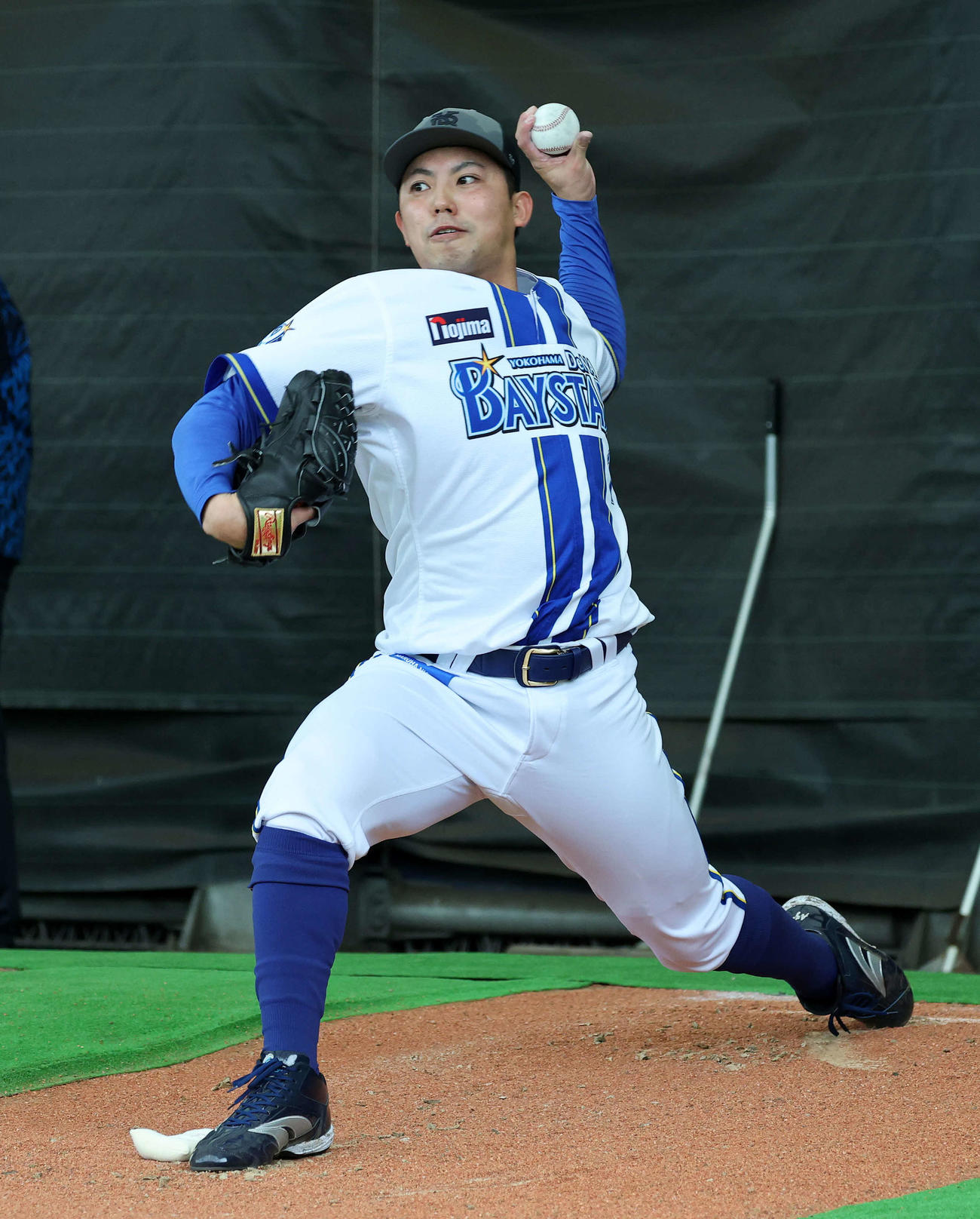ブルペンで投球練習するDeNA東（撮影・鈴木正人）