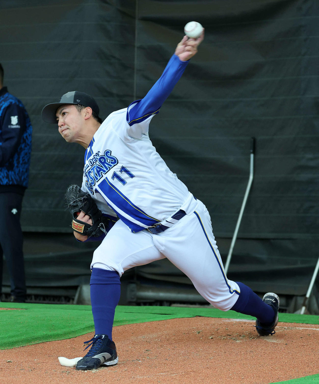 ブルペンで投球練習するDeNA東（撮影・鈴木正人）