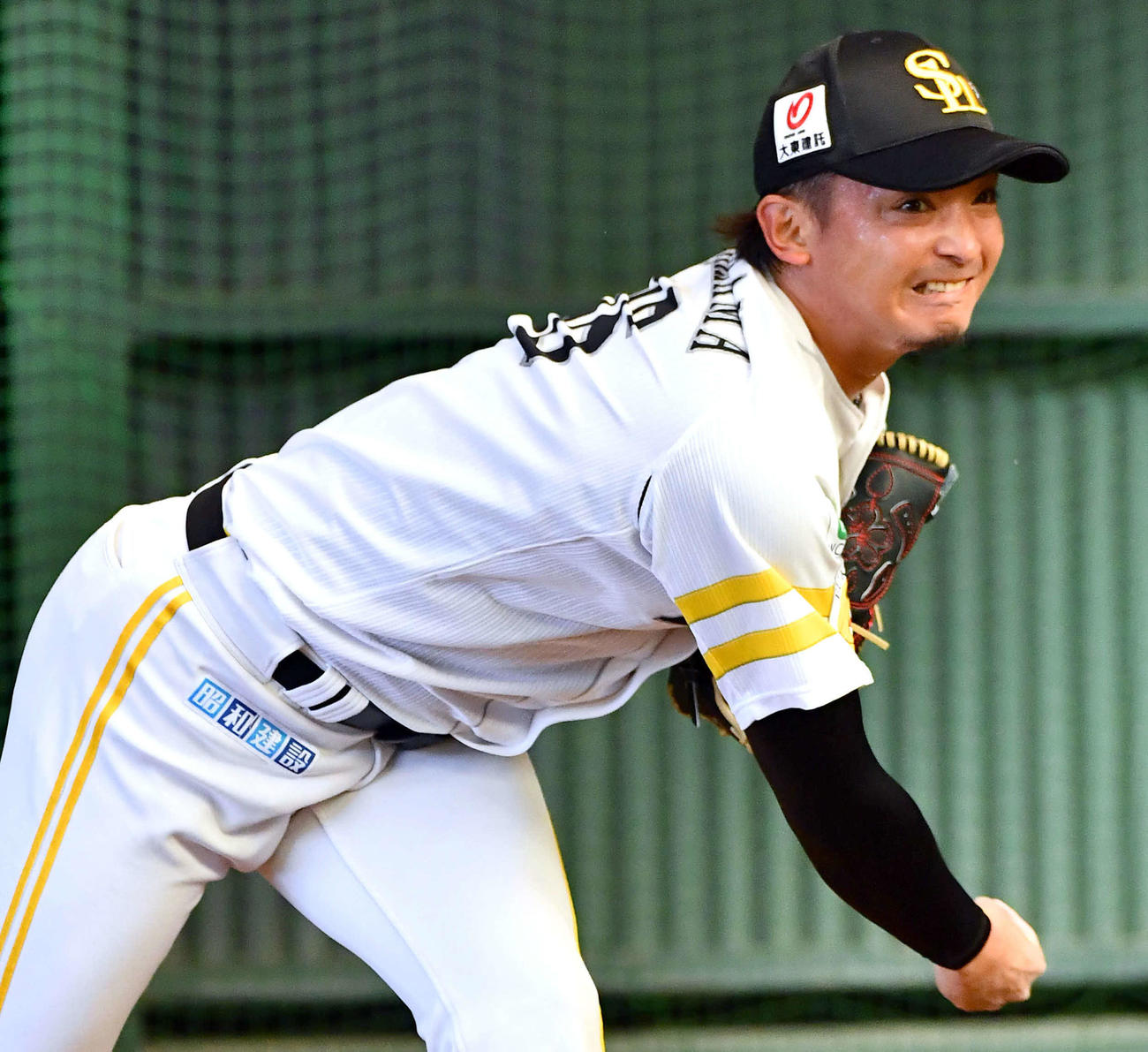 ブルペンで投げ込むソフトバンク東浜（撮影・岩下翔太）