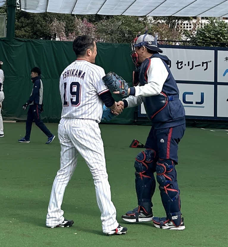 ブルペンでヤクルト石川（左）の球を受け握手を交わす古田臨時コーチ