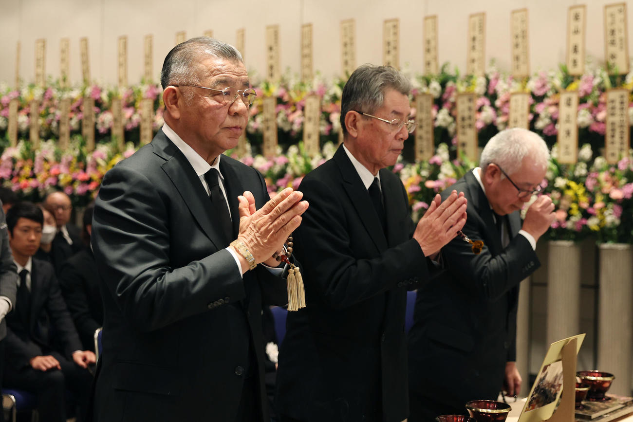吉田義男さんの葬儀に参列した阪神掛布OB会長（左）。中央は秦オーナー（撮影・前田充）